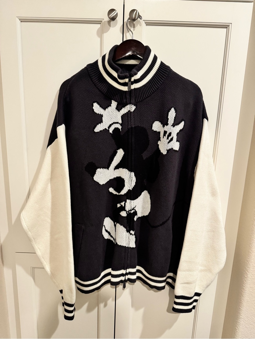 Disney Scared Mickey Mouse Sound Cartoon Knit Zip-Up Sweater Jacket Black & Whit
